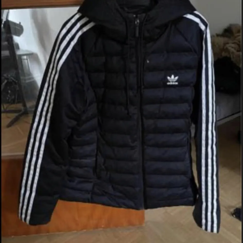 Säljer min Adidas jacka i strl 44, jackan har några skavanker, kan skicka bild vid intresse. Därav priset. Säljer pga att jag ej kan ha den längre.. Jackor.