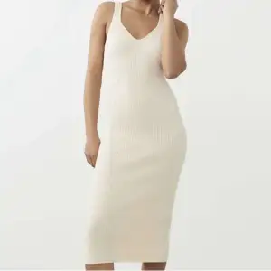 En vit klänning från Gina andvänd en gång orginalpris:400 Priser kan diskuteras privat 