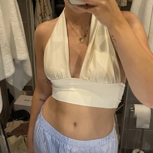 Gina knyttopp - Topp från ginatricot i en typ krämvit /ljusbeige färg som man knyter i bak. Endast använd en gång. 