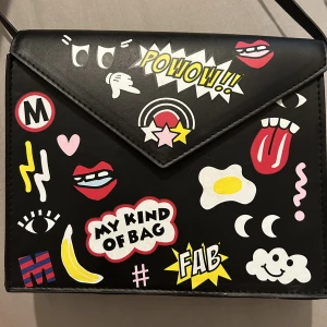 Liten monki handväska - Säljer nu denna unika och helt slutsålda slutsålda, plus helt oanvända handväska från monki då den inte kommer till någon användning tyvärr🤍vid snabbt köp kan jag absolut tänka mig att gå ner i pris, det är bara att höra av sig🤍