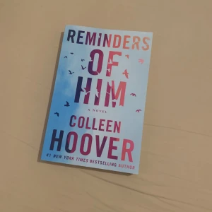 Reminders of him - Bok av Colleen Hoover, populär på TikTok. Boken är i nyskick. Kontakta mig vid fler frågor