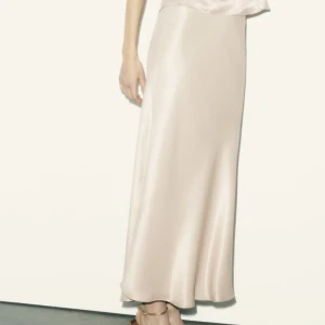 Lång kjol - Denna fina kjolen i storlek M men funkar även för storlek S. Slutsåld från Zara. Knappt använd. Är 163 och den är för lång:(