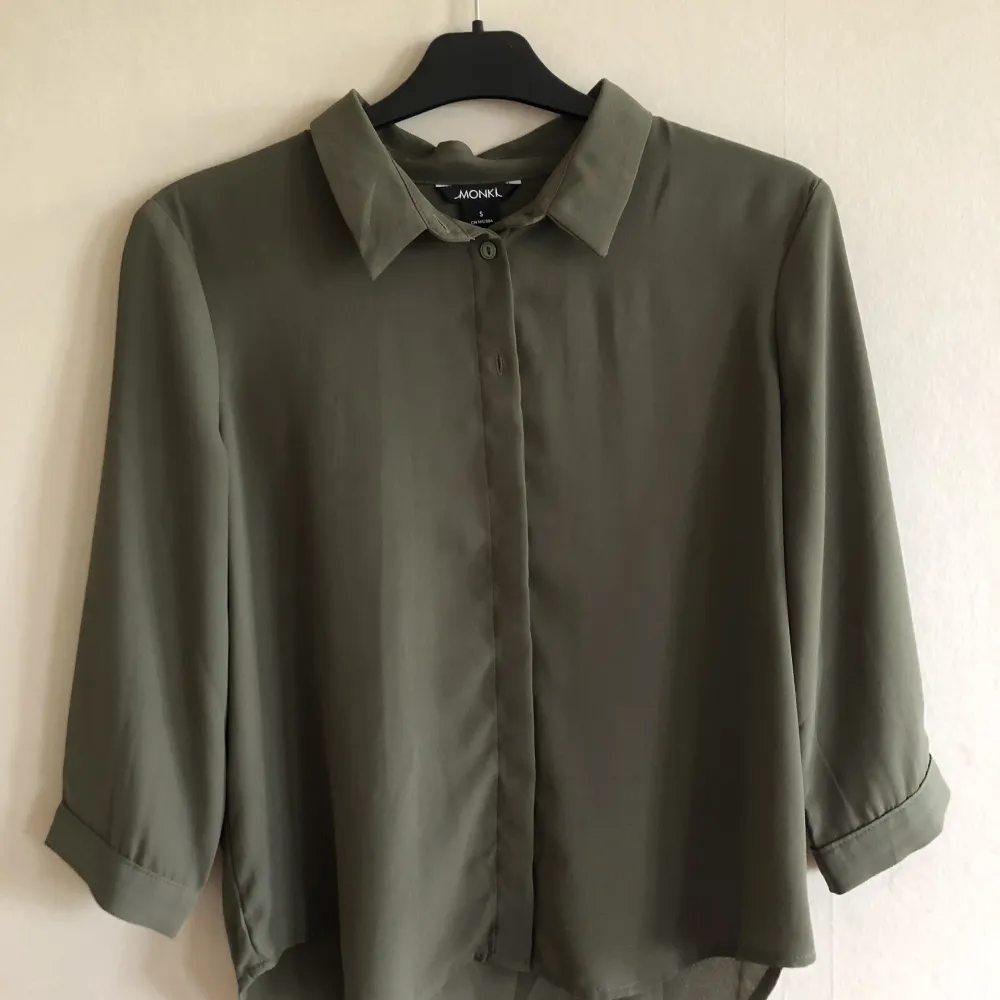 Mörkgrön skjorta från Monki i storlek S.. Skjortor.