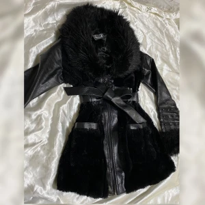 Killstar Jacka - Jacka från killstar som har använts 1 vinter! Mycket snygg jacka!! Fake läder och päls