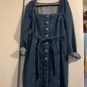 Jeansklänning - Jättefin jeansklänning från NA-KD!  Nästintill oanvänd!  Köpare står för ev. frakt!
