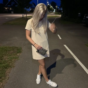 Mockaimitations tshirtklänning💛 - En tishirtklänning av mockaimitation i beige💛Säljer klänningen för att jag inte använder den längre och enbart ha använt den få gånger❣️Köparen står för frakten ❤️‍🔥