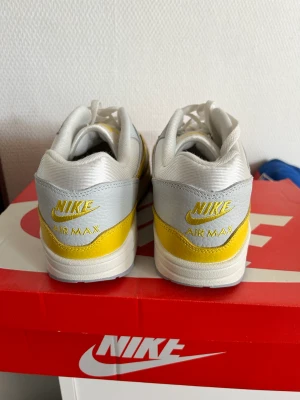 Air max 1 yellow team  - Air max 1 yellow team  Help ny  Stl 45  Box  Frakten tillkommer