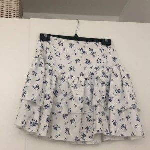 Kjol - En super söt kjol med små blommor på. Dragkedjan är lite trög men annars inget märkvärdigt💗(köparen står för frakten)