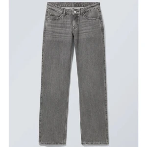 Weekday jeans - Säljer dessa weekday arrow low raka jeans i komet grå eftersom dom inte kommer till användning💗 köparen står för frakten💗