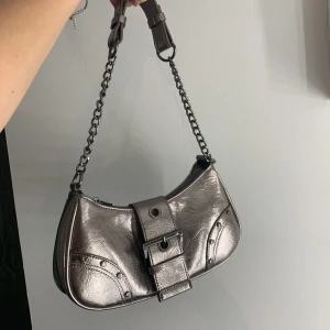 Väska från Pull & bear  - Säljer denna populära väskan från pull&bear som är slutsåld. Säljer då den inte är min stil❤️aldrig använd och inga defekter❤️❤️nypris 399