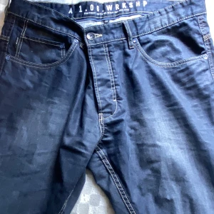 Jeans 36/38 - Jeans för långa! jag är 201 och de passar bra i längden bara midjan som är lite stor.