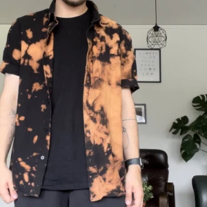 blekt skjorta - kortärmad hemma-blekt skjorta från h&m i storlek M. hund finns i hemmet, tvättas innan utskick. pris + frakt