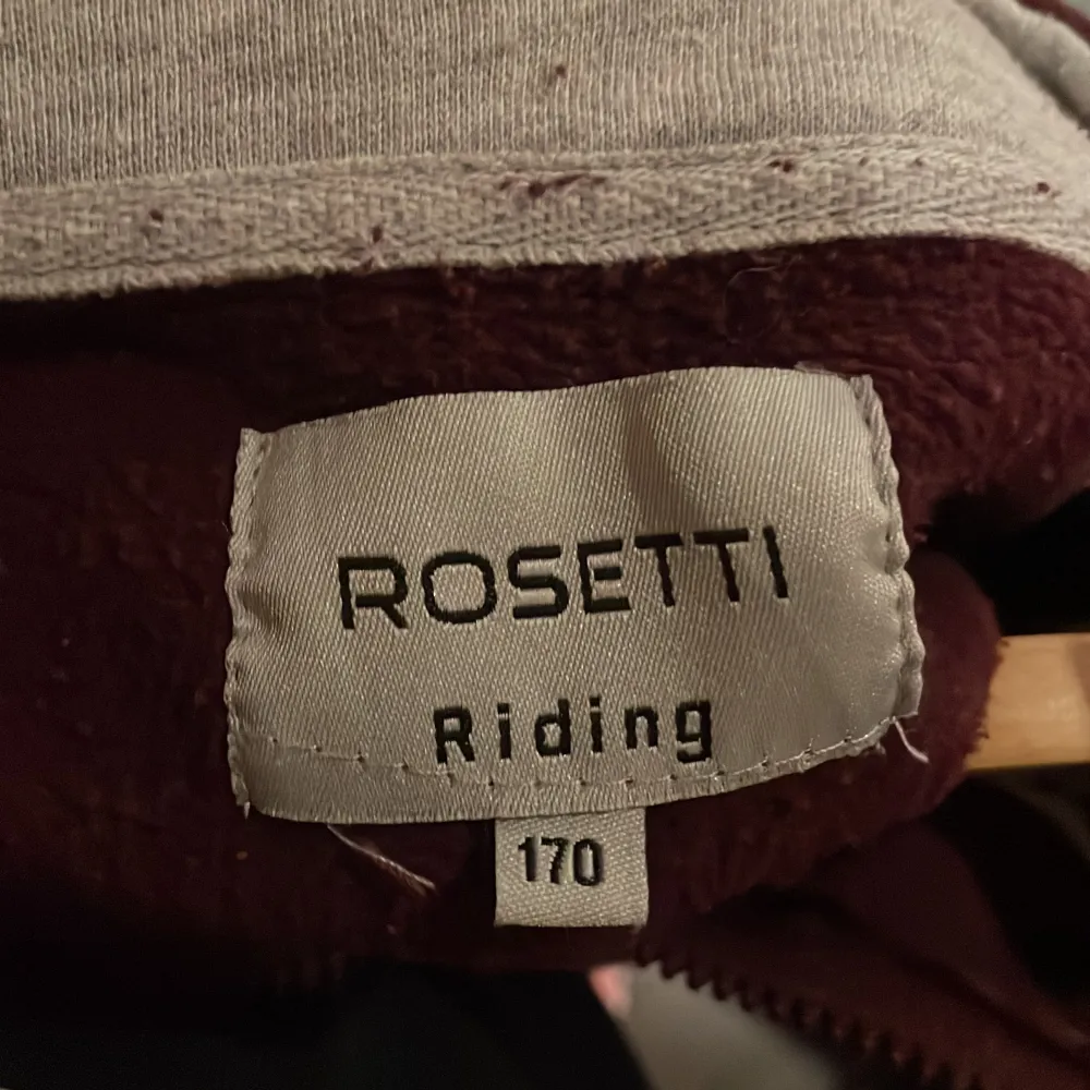 Vinröd fleece som har används i stallet, stl 170/small . Neuletakit & Villapaidat.