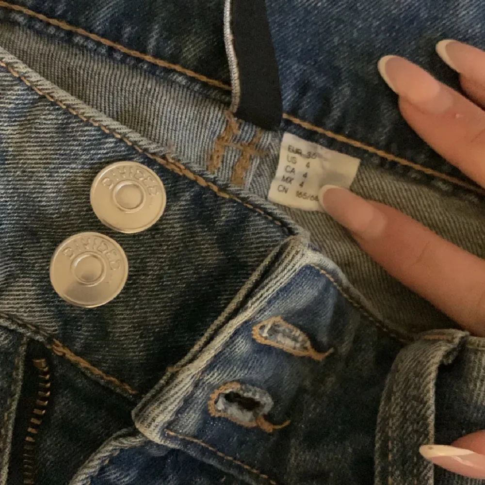 Säljer mina kanppt använda populära jeans från hm!💕passar 34/36. Jeans & Byxor.