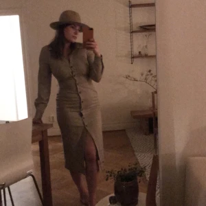 Klänning från & other stories  - Klänning från & other stories i rutigt mönster vit & brun . Helt oanvänd