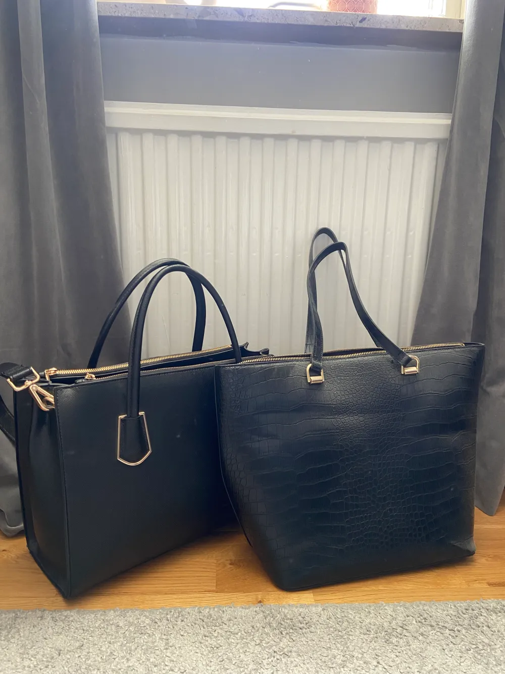 Säljer dessa två handväskorna som jag aldrig använder längre.  Båda är från h&m 🤍  Säljer båda två tsm för 350kr + frakt annars separat 200kr styck. Väskor.
