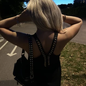 Kedjelinne⚡️ - Säljer nu mitt jätte fina svarta linne med en kedjedetalj i ryggen⚡️ Storleken är S❤️‍🔥Köparen står för frakten❣️