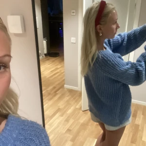 Stickad blå tröja 🫶🏼 - Superfin stickad tröja, något nopprig därav priset 🫶🏼🫶🏼går dock att dra bort 