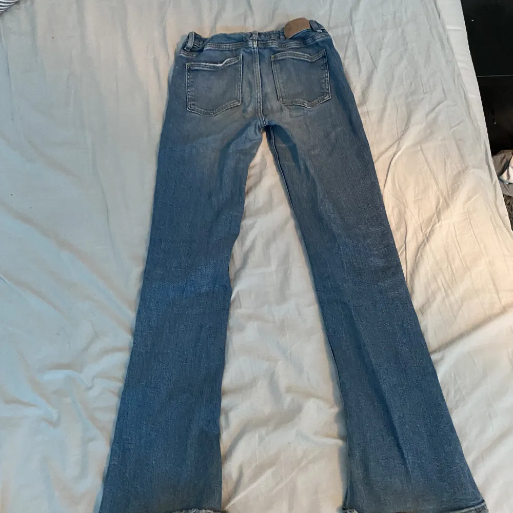 Säljer ett par ursnygga bootcut jeans i storlek 158 som tyvärr blivit för små! Sparsamt använda och i bra skick! Jättesköna och mer eller mindre stretchiga! (Byxorna tvättas innan frakt). Jeans & Byxor.