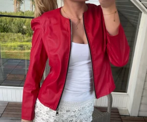 Röd jacka - Så unik och snygg😍😍😭😭