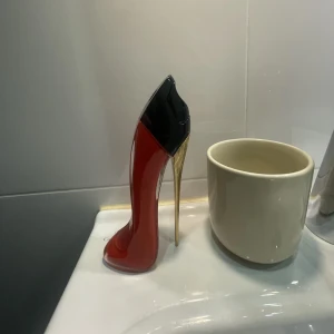 Very Good Girl - Säljer denna sjukt goda parfym som inte riktigt passar mig. Ca 70% kvar Toppnot: Röda vinbär, vanilj Hjärtnot: Ros Bas: Vetiver och vanilj