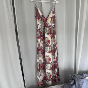Klänning - Hur fin är inte denna långklänning??🌸 superfin bak också!