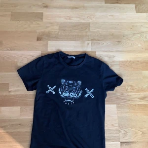 Kenzo t shirt - Hej säljer min kenzo t shirt storlek S