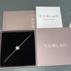 Edblad armband  - Säljer ett helt nytt och oanvänt ”Stella Braxelet Gold” från Edblad. Var tänkt som present men har aldrig blivit av att ge bort den. Inköpspris 299 kr. Säljs för 250 kr. Box och kvitto finns.
