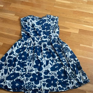 Klänning blommig  - En fin klänning som jag använde på en resa!