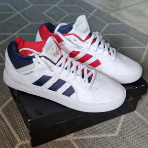 Adidas skateboarding - Oanvända Adidas skateboarding skor i storlek 42 2/3. Det är Tyshawn skor som bara har testats på fot inomhus. Storlekar: US 9 27cm 42 2/3     Priset är inte hugget i sten.