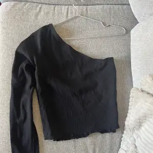 Enarmad svart tröja - Storlek M - Ordinare från Gina Tricot - Köparen betalar för frakt - Inga returer - Betalning via köp direkt 