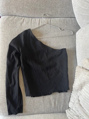 Enärmad tröja  - Enarmad svart tröja - Storlek M - Ordinare från Gina Tricot - Köparen betalar för frakt - Inga returer - Betalning via köp direkt 