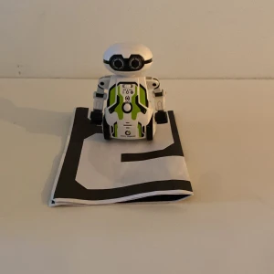 Robot  - En begagnad robot som fortfarande känns som ny. Den kan följa vägen och härma det du säger den kan även dansa loss.