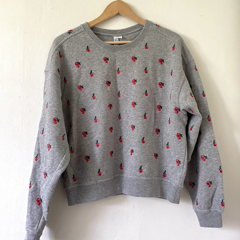 Sweatshirt från & Other Stories med broderade körsbär. Knappt använd och i fint skick. Kan mötas upp i Karlstad eller skicka på posten mot fraktkostnad! Jag har vanligtvis S/M.. Tröjor & Koftor.