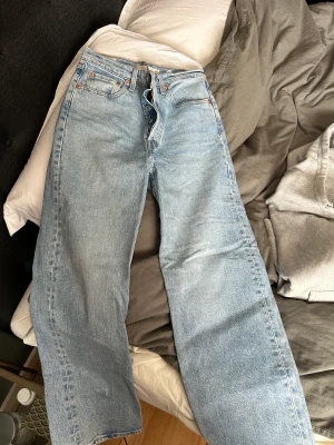Levi’s jeans - Ljusblå Levi’s ribcage straight storlek 27, längd ungefär 31/32. Rak modell men sitter tight över rumpan, 5 knappar istället för dragkedja. Använt 2 gånger men passar ej längre. 