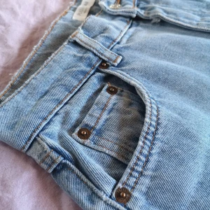 Mom Jeans Pull&Bear Light Blue - Light blue mom jeans, they are size 36 but fit a bit loose. The jeans have been worn a couple of times but don't have any flaws and are like new ✨ Feel free to message if you have any questions 
