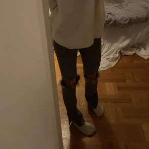 Zara jeans  - Säljer nu mina gråa jeans från zara. De är snygga och i bra skick. Köparen står för frakten; ingår INTE i priset💗💗