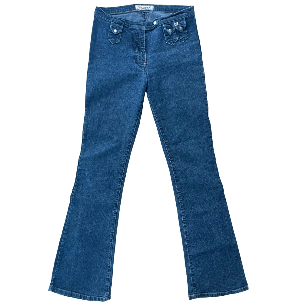 Supersnygga Miss Sixty lågmidjade bootcut jeans från tidigt 00-tal!💋 Storlek W29! MÅTT: Midja-70cm Innerbensmått-84cm Jag är 170cm lång! I perfekt skick!💋. Farkut & Housut.