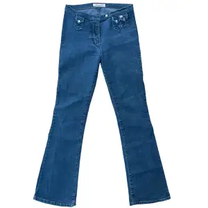Supersnygga Miss Sixty lågmidjade bootcut jeans från tidigt 00-tal!💋 Storlek W29! MÅTT: Midja-70cm Innerbensmått-84cm Jag är 170cm lång! I perfekt skick!💋