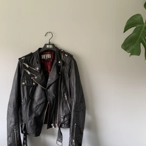 Skinnjacka Jofama by Kenza - Jofama By KENZA. Kenza 9 köpt på Wassens i Göteborg för 3995 kronor. Använd en säsong, välvårdad och i ett väldigt bra skick. Fastnat bomull från tröja - det som syns på tyllen. 