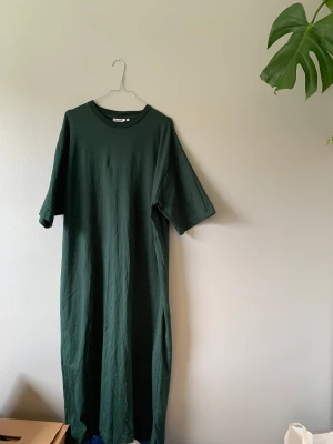 Långklänning Junkyard - Mörkgrön oversize klänning från Junkyard