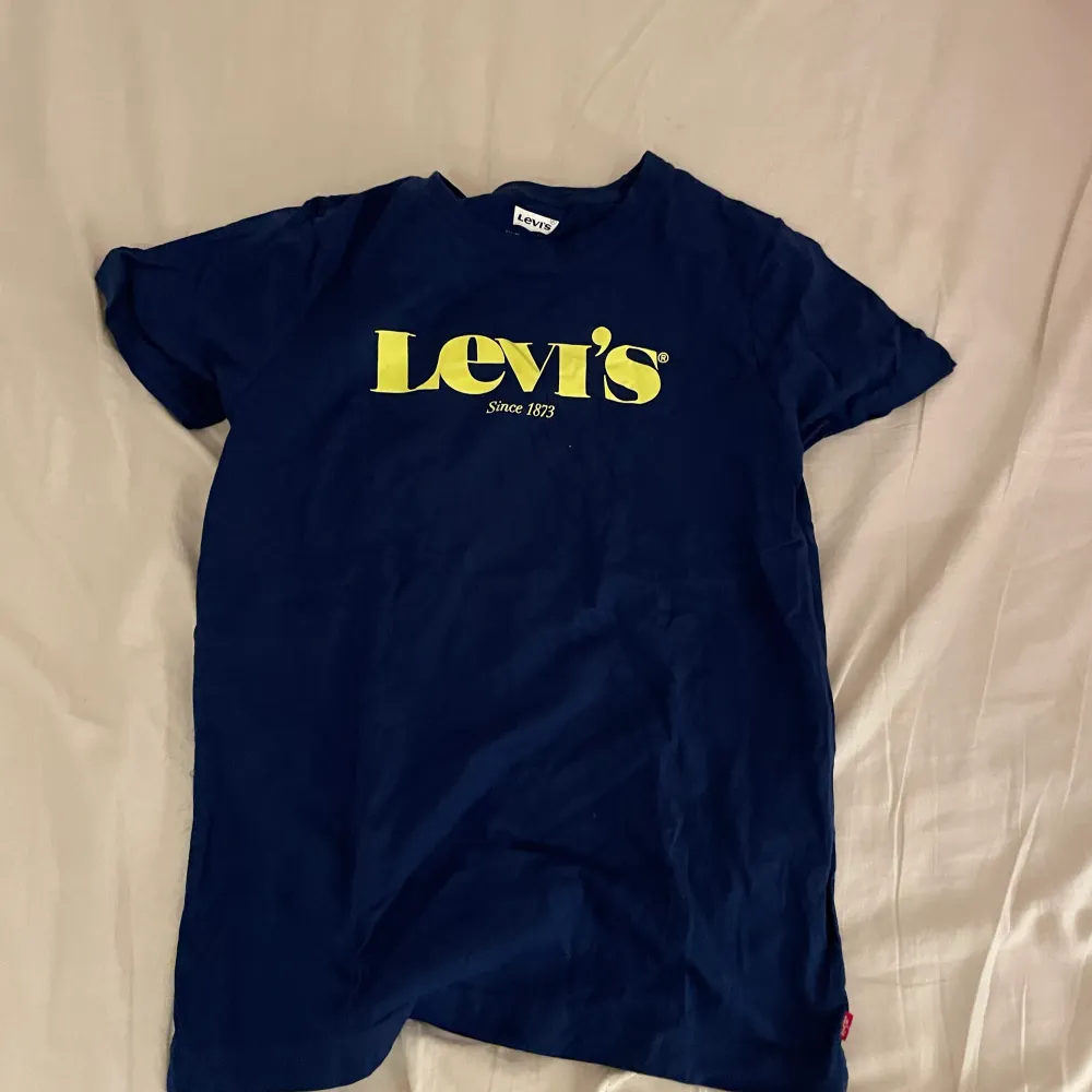 Levis t-shirt i nyskick aldrig använd storlek 16a 176cm. T-shirts.