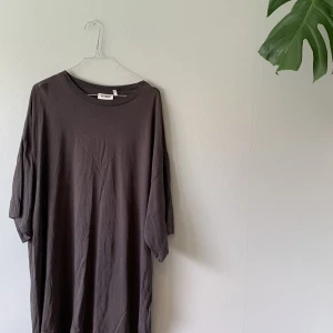 Klänning weekday - Grå låmgklänning 