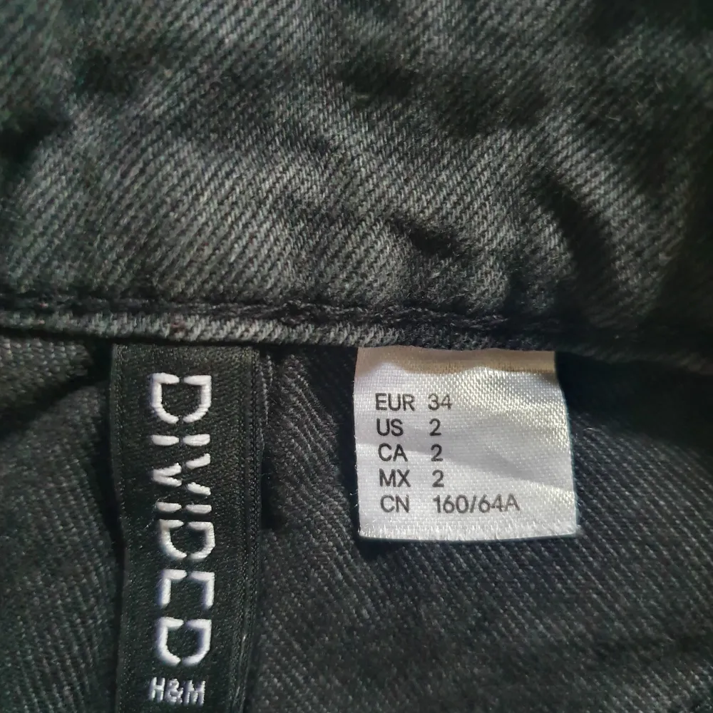 Säljer ett par snygga gråa shorts ifrån HM🥰 säljer då jag aldrig nånsin har använt de 😥 Passar st Xs-S🥰. Shorts.
