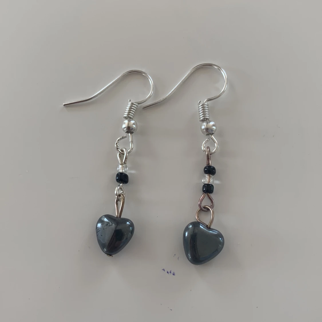 Hematite örhängen med hjärta