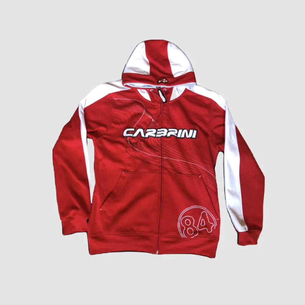 En röd och vit zip up hoodie använd jätte lite🫶 Säljer för inte använder längre🫶. Hoodies.