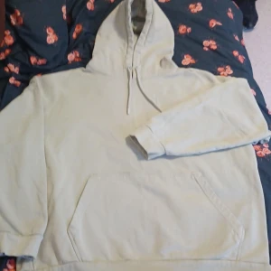 Grön huvtröja  - Skön huvtröja med magficka.