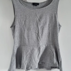 Topp - Linne/topp med volang. Otroligt skön. Använd 3ggr.