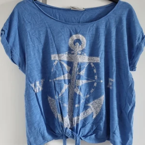 Topp/T-shirt  - Kroppad tshirt/topp med knyte. Använd 3ggr. 