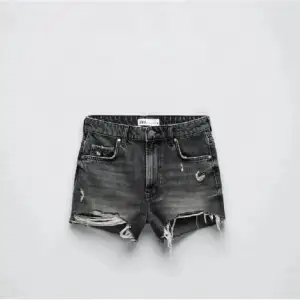 Ett par grå/svarta jeans shorts från zara